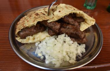 Ćevapi i burek usred Afrike: Naši ljudi otvorili restoran, a Kenijci obožavaju jedno jelo