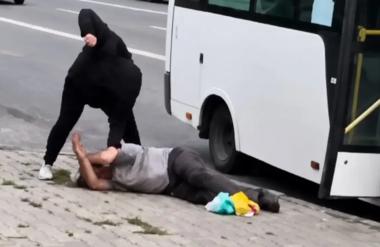 Жена избацила мушкарца из аутобуса па га претукла