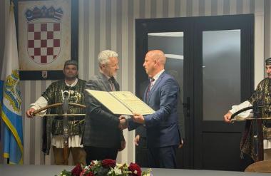 FOTO Thompson postao počasni građanin Raba. Obožavatelji 'bacili rukavicu' Tomaševiću