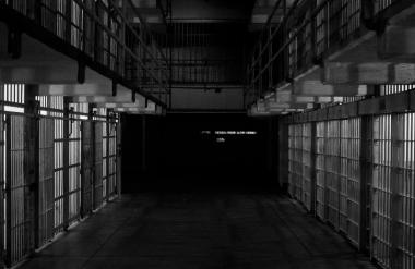 Оптужен за убиство родитеља, а суд дозволио да троши њихов новац из затвора