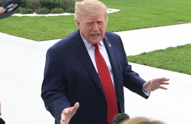 Трамп: Да ли да уништим Иран или направим договор
