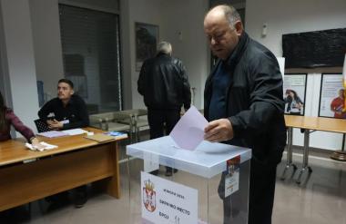 У Бањалуци отворена сва три бирачка мјеста за ванредне изборе у Србији